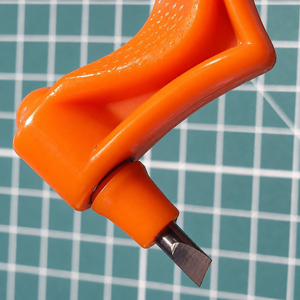 Gros plan de la tête pivotante du Gyro-Cut PRO et de sa lame Standard