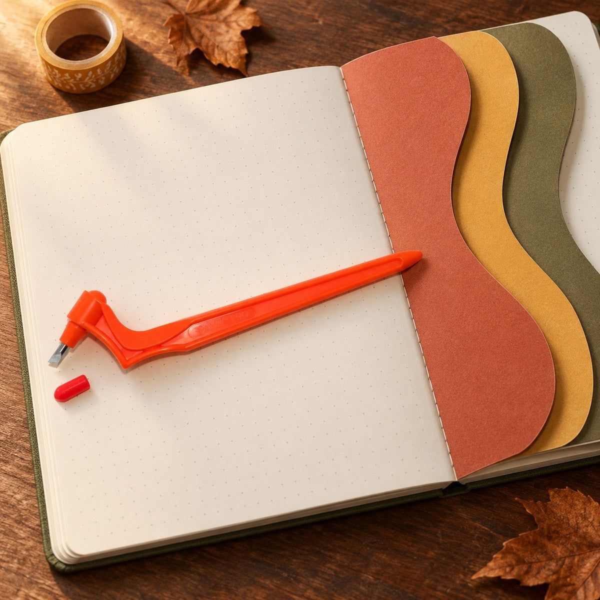 Un journal ouvert aux portes « Dutch door » courbes, avec le Gyro-Cut PRO posé sur la page