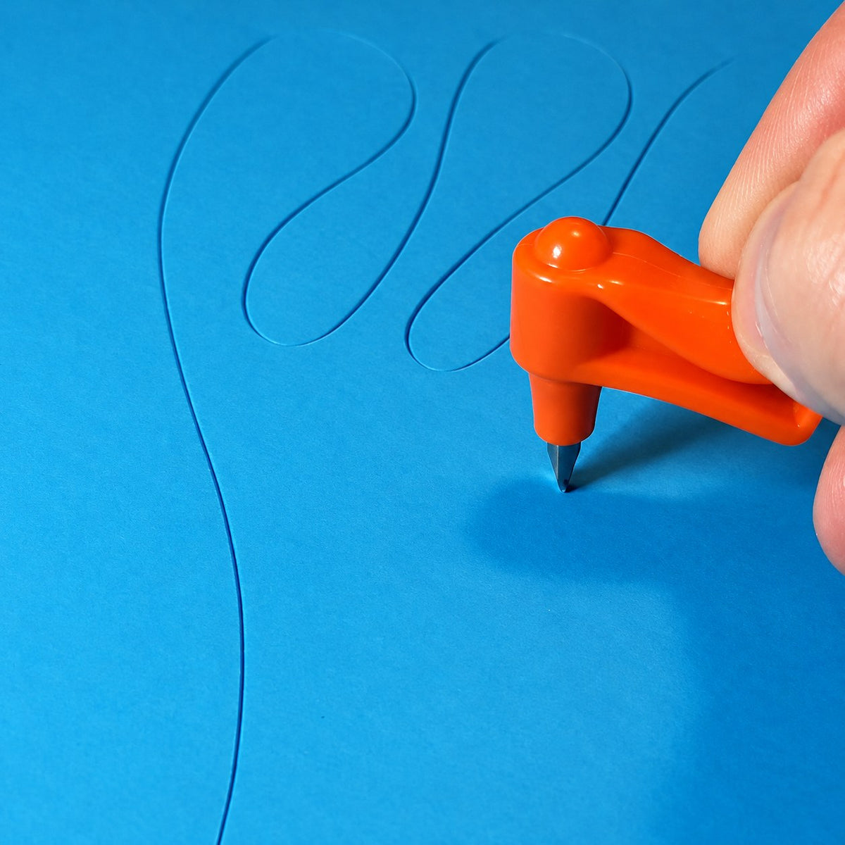 Courbe nette découpée dans du papier cartonné bleu avec le Gyro-Cut PRO