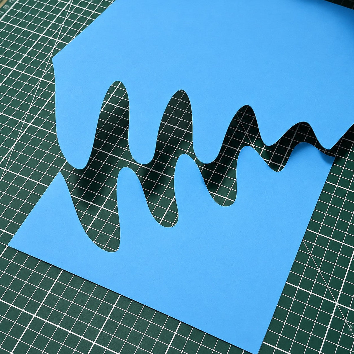 Carton bleu découpé en vagues nettes au Gyro-Cut, étape 3