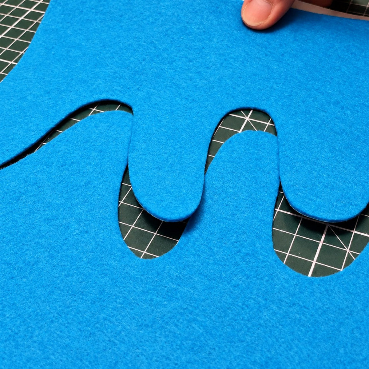 Feutre bleu découpé en vagues nettes avec une lame Gyro-Cut PRO