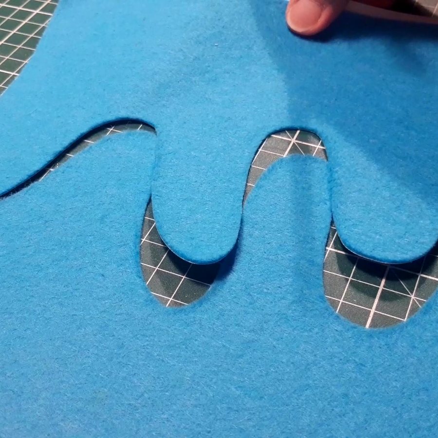 Curved cut in felt with the Gyro-Cut PRO: Medium blade for thin felt, Deep for thick