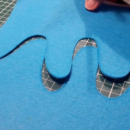Curved cut in felt with the Gyro-Cut PRO: Medium blade for thin felt, Deep for thick