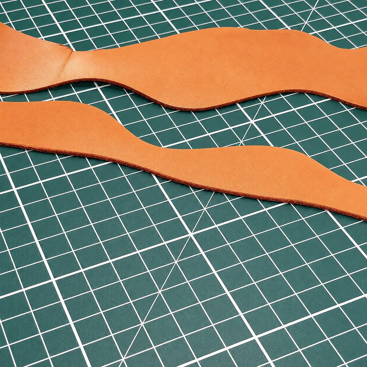Bandes de cuir découpées en courbes nettes avec une lame Gyro-Cut PRO