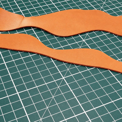 Bandes de cuir découpées en courbes nettes avec une lame Gyro-Cut PRO