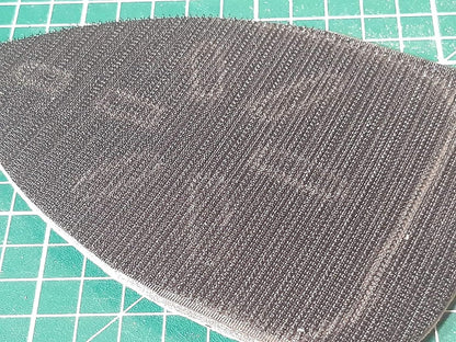 Gros plan de la surface à crochets qui retient les feuilles abrasives auto-agrippantes