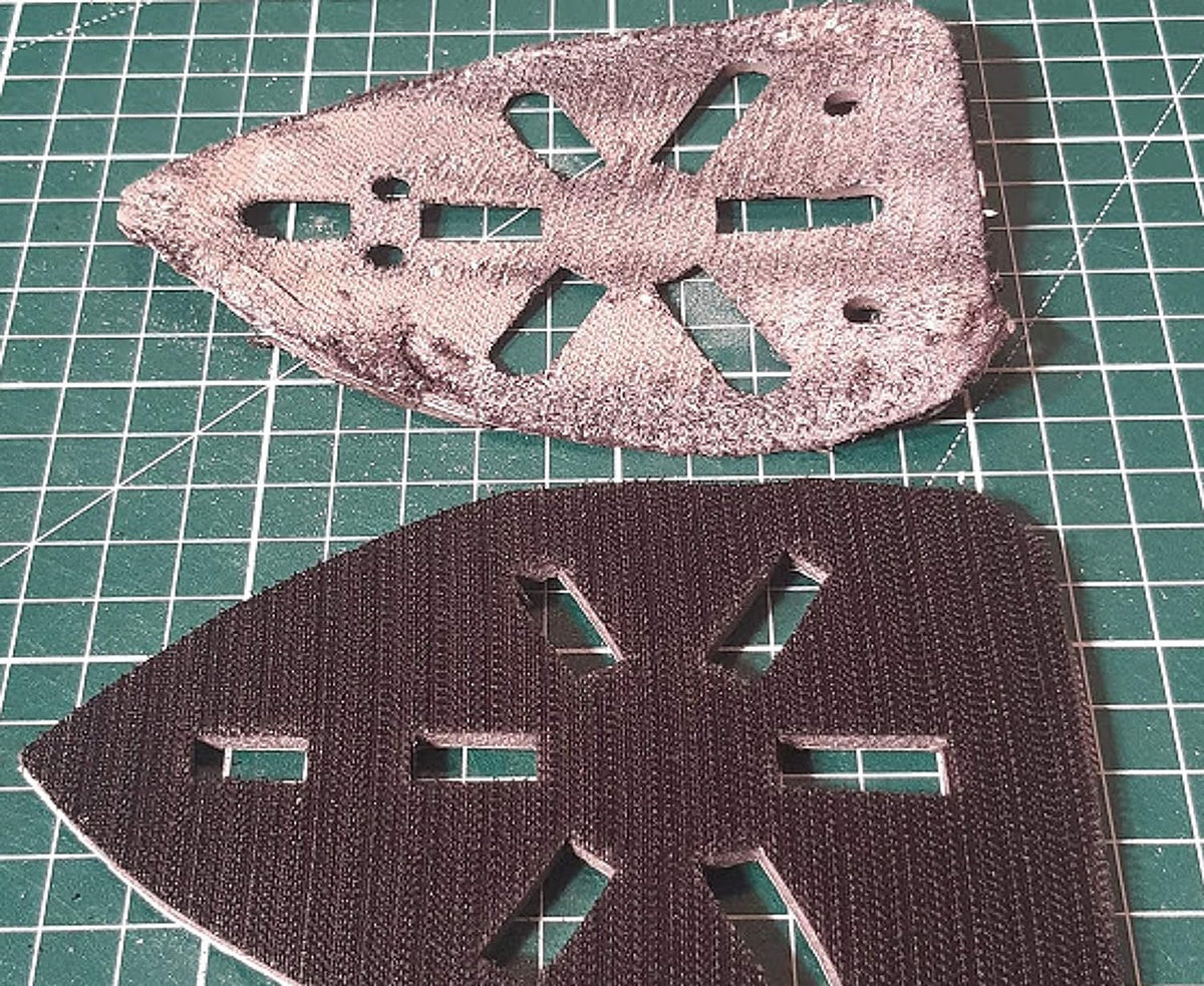 Tracez les trous d’aspiration, puis taillez la nouvelle semelle Hook Pad à la bonne forme