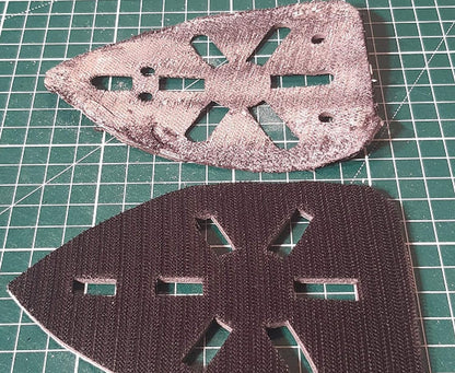 Tracez les trous d’aspiration, puis taillez la nouvelle semelle Hook Pad à la bonne forme